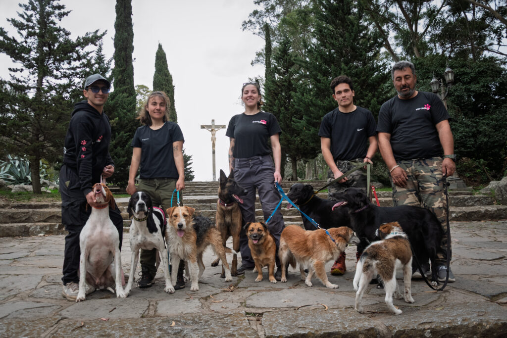 staff completo la chica de los perros